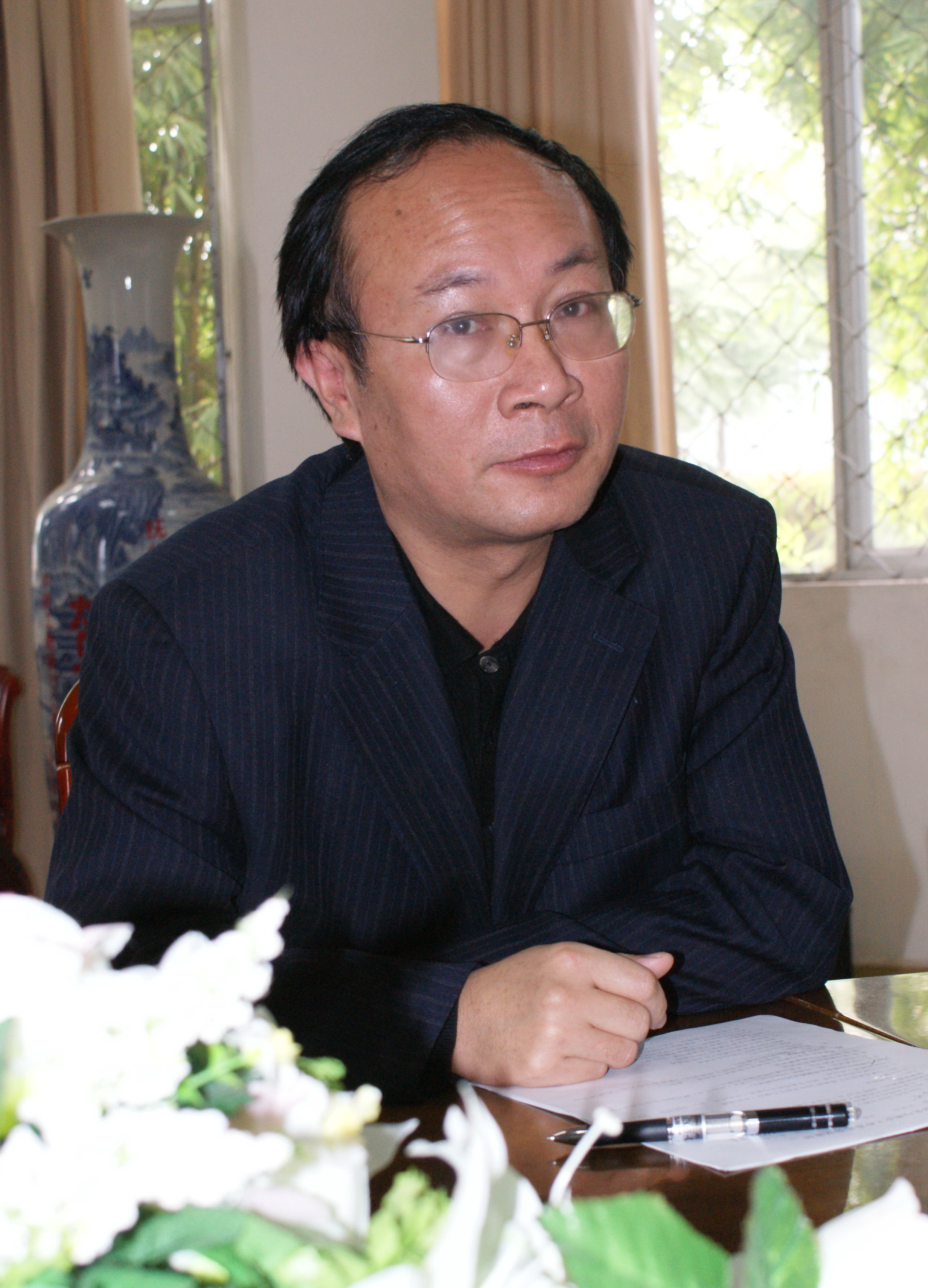 院长张小林主持会议
